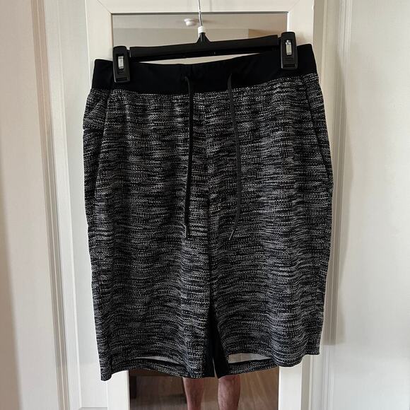 B77 Lululemon THE Short Linerless 11" Size Medium Color Black Grey - Picture 2 of 5